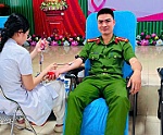 Cán bộ Công an xã Cát Ngạn kịp thời hiến máu cứu người