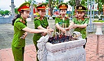 Công an xã Hưng Nguyên dâng hương tại di tích 