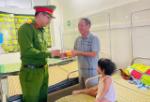 Công an phường Tây Hiếu phát cháo tặng bệnh nhi