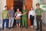 Công an xã Kim Liên tặng quà trẻ em có hoàn cảnh đặc biệt khó khăn
