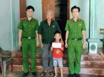Công an xã Nghĩa Đồng trao quà tặng 