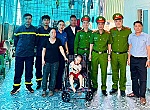 Trao tặng xe lăn cho trẻ em khuyết tật