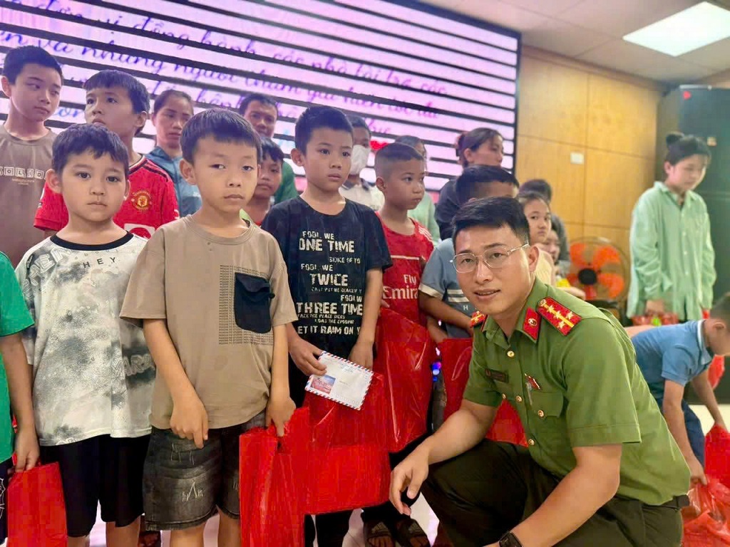 Công an xã Thiên Nhẫn phối hợp thăm hỏi, tặng quà bệnh nhi tại Bệnh viện