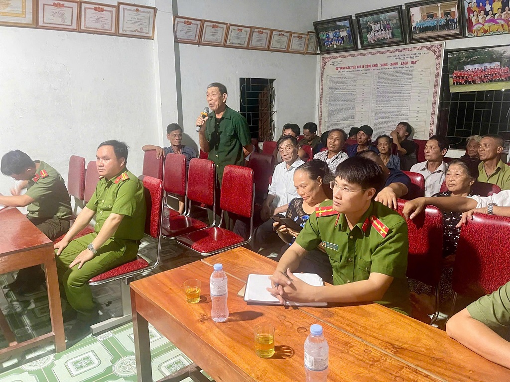 Công an xã Thiên Nhẫn tổ chức diễn đàn 