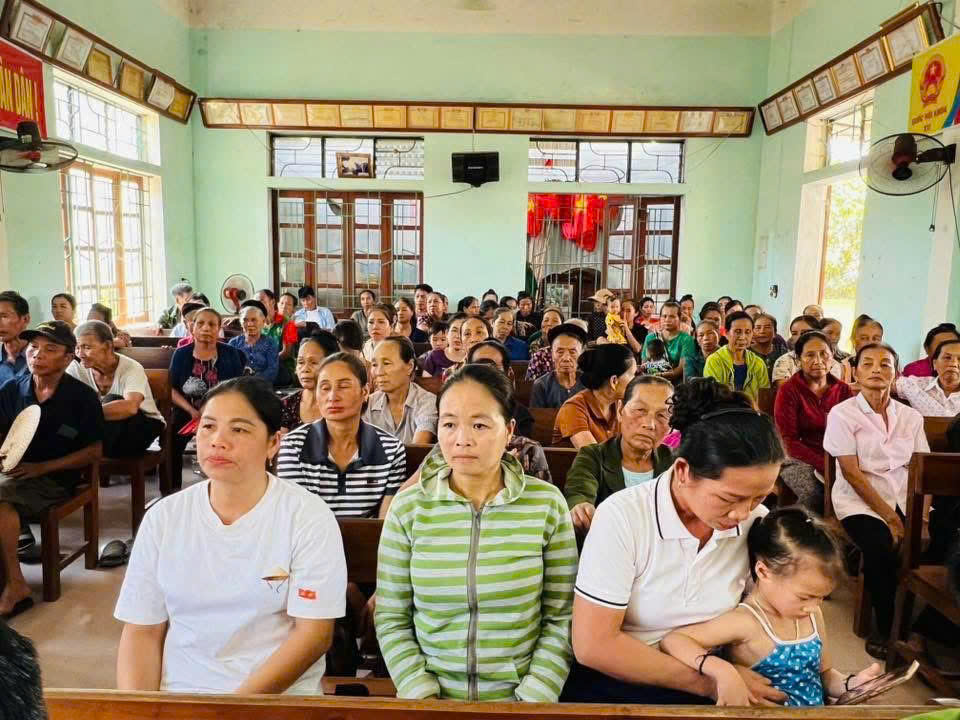 Công an xã phối hợp tuyên truyền phổ biến, giáo dục pháp luật cho người dân