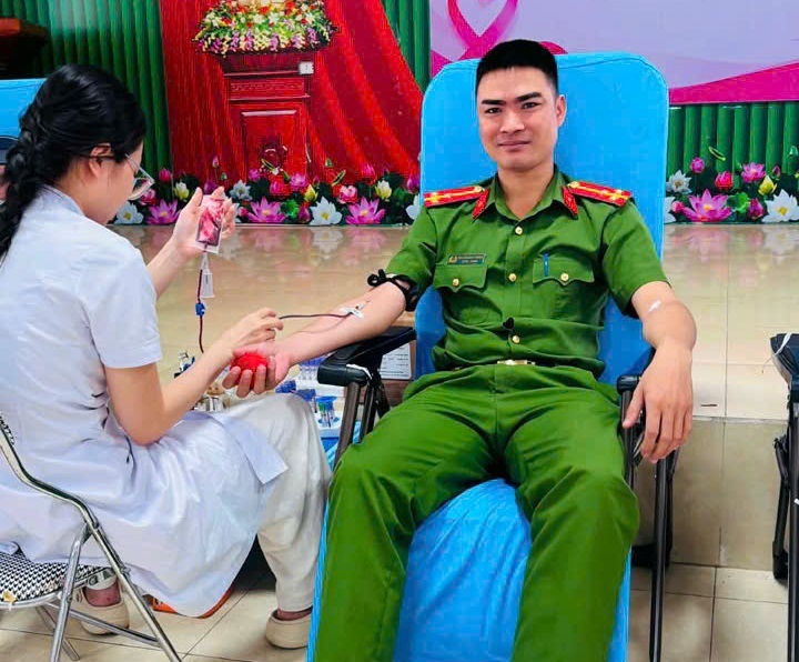 Cán bộ Công an xã Cát Ngạn kịp thời hiến máu cứu người