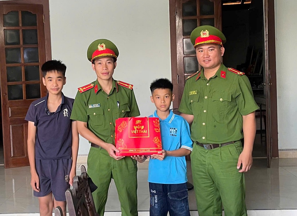 Công an xã Hạnh Lâm tặng quà em nuôi nhân ngày Quốc tế Thiếu nhi 01/6