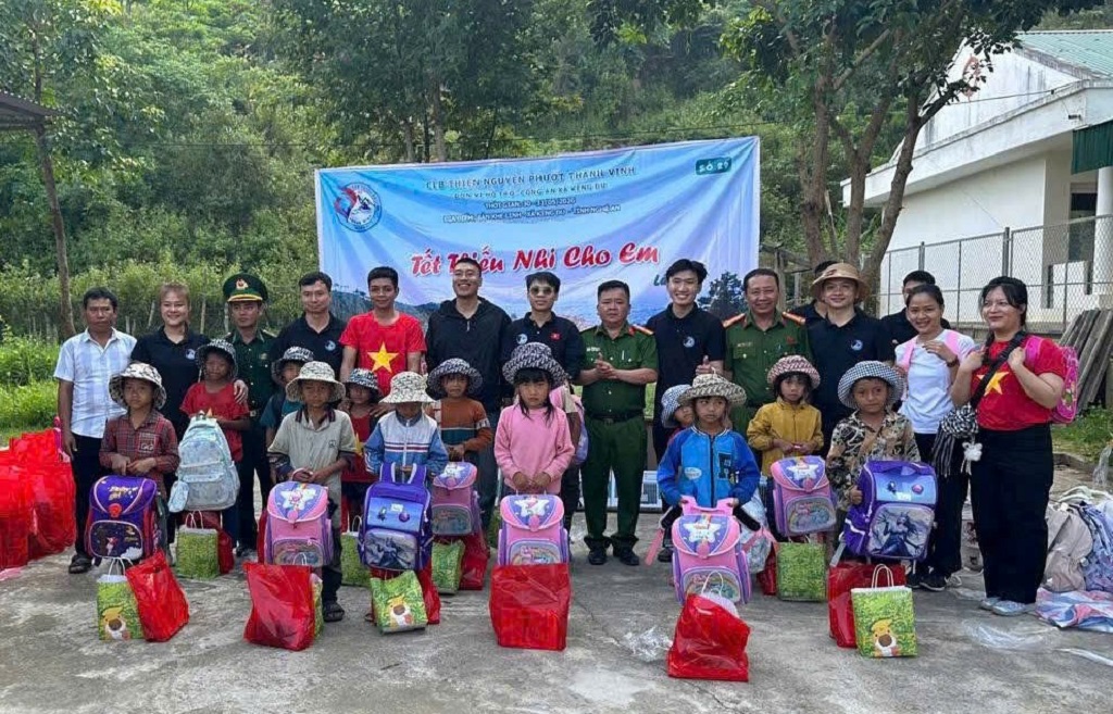 Công an xã Keng Đu phối hợp trao quà tặng trẻ có hoàn cảnh khó khăn ở bản Khe Linh