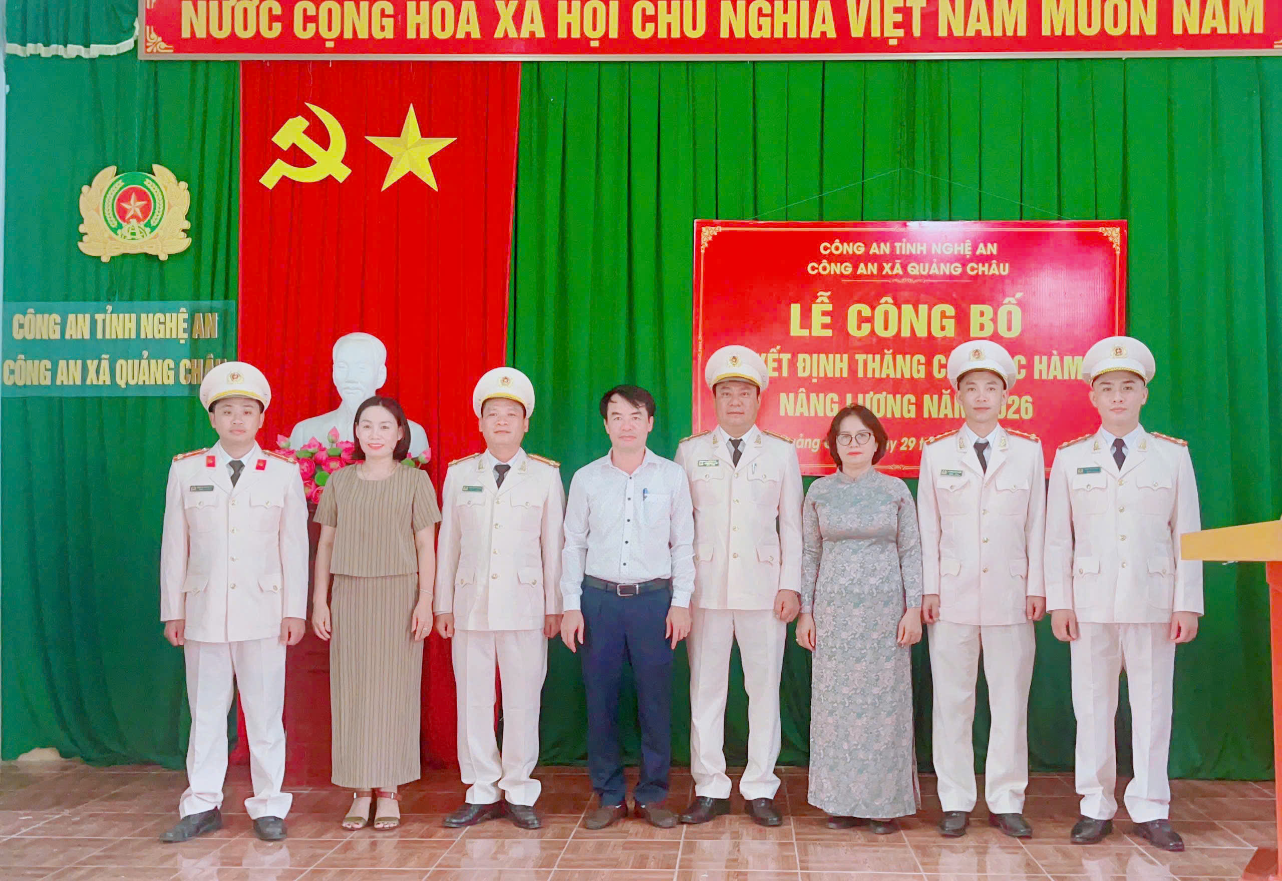Công bố quyết định thăng cấp bậc hàm, nâng lương năm 2026