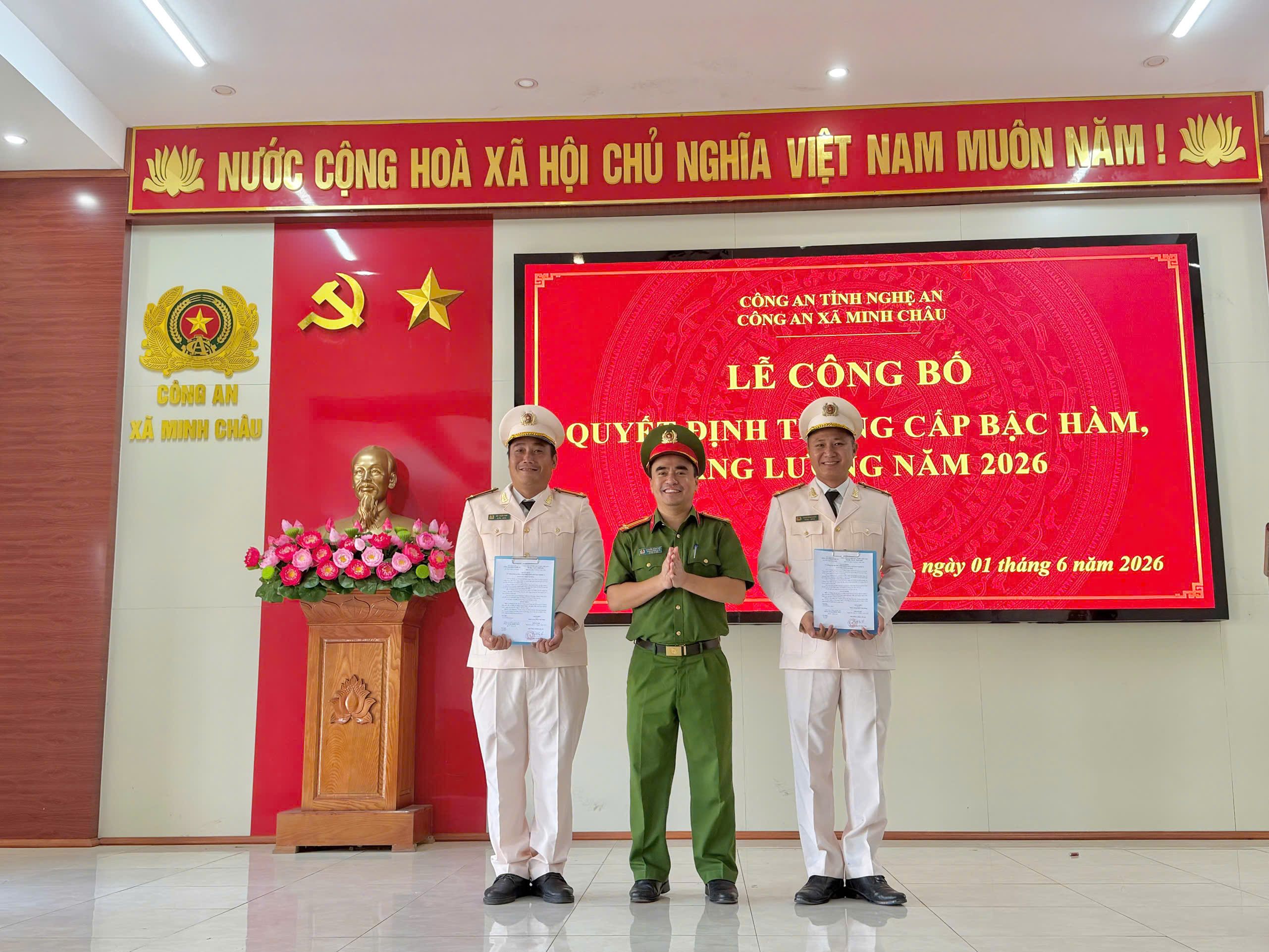 Công bố quyết định thăng cấp bậc hàm, nâng bậc lương năm 2026