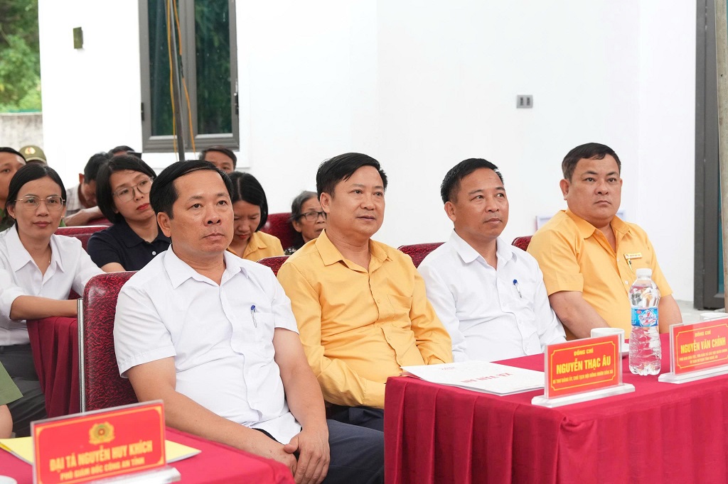Đại biểu tham dự buổi lễ