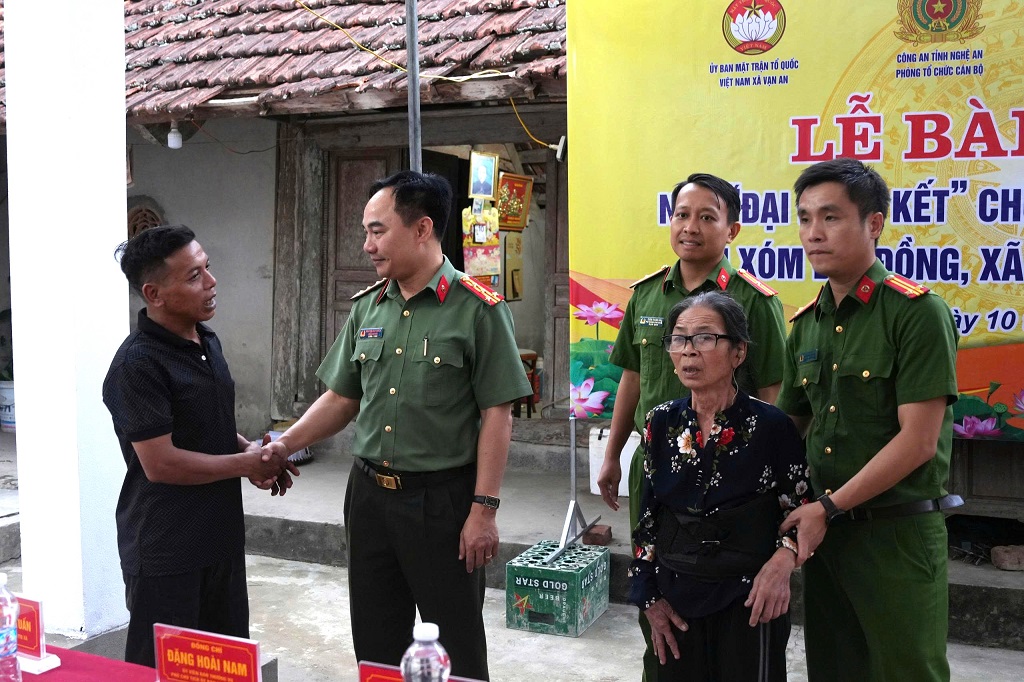Đồng chí Đại tá Nguyễn Huy Khích, Phó Giám đốc Công an tỉnh tặng quà và động viên gia đình bà Lam