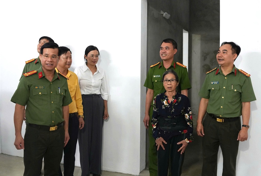 Đồng chí Đại tá Nguyễn Huy Khích, Phó Giám đốc Công an tỉnh và đại biểu tham quan ngôi nhà
