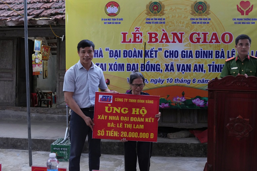 Đại diện Nhà tài trợ trao quà tặng gia đình bà Lam