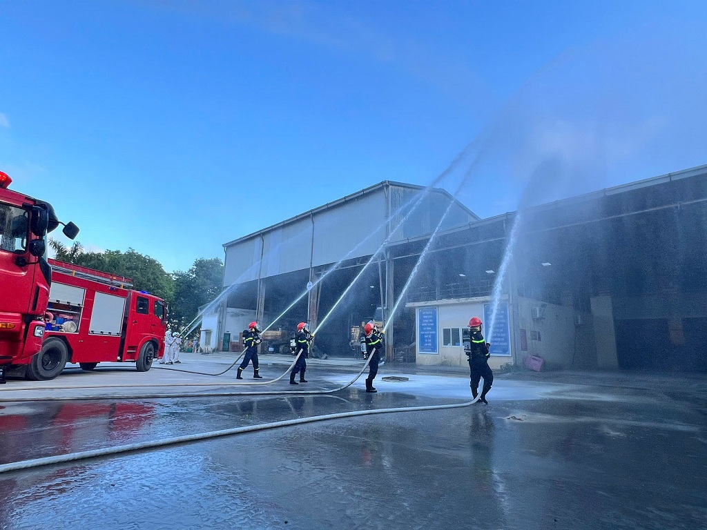 Hướng dẫn người dân cách sử dụng phương tiện, thiết bị chữa cháy