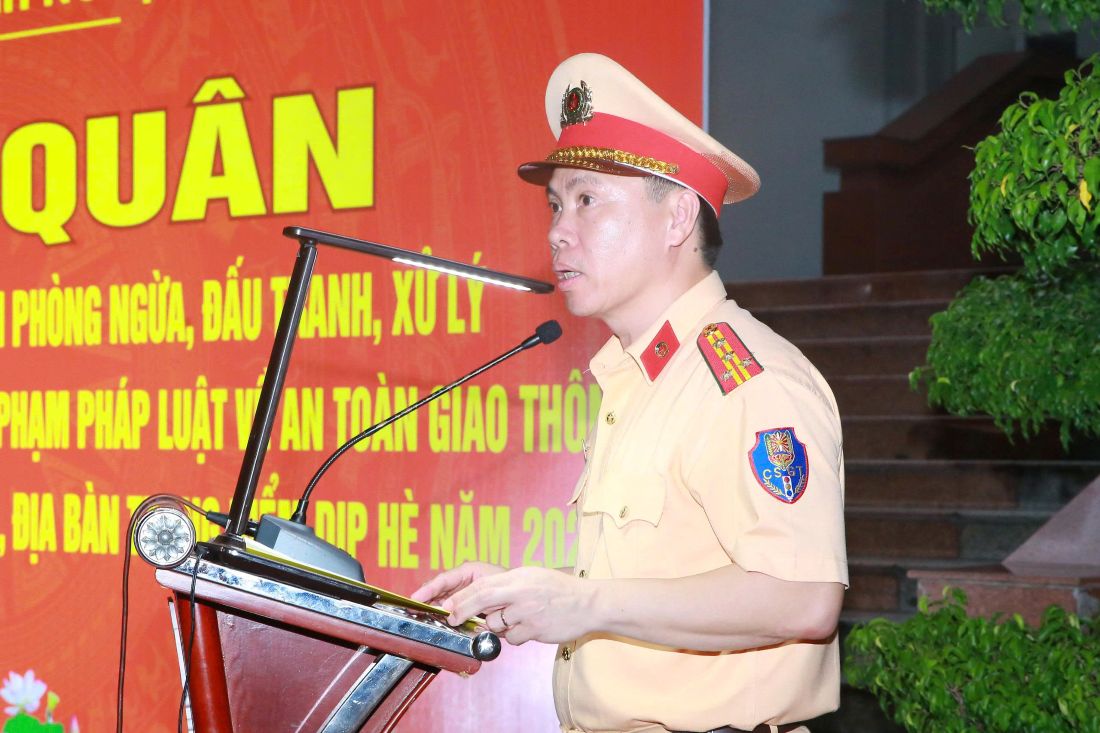 Đồng chí Đại tá Lê Thanh Nghị, Trưởng phòng Cảnh sát giao thông phát biểu