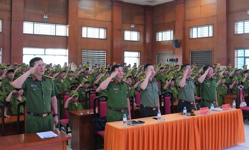 Đại biểu và học viên thực hiện nghi Lễ chào cờ