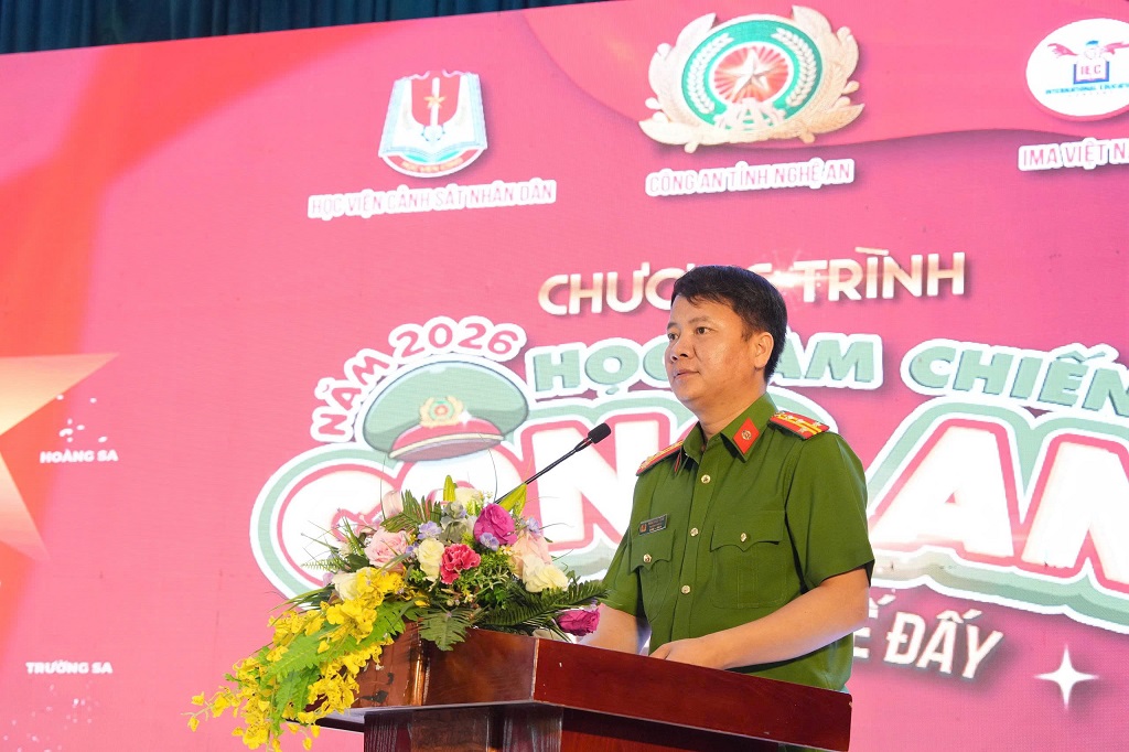 Đồng chí Đại tá Phan Văn Thịnh – Trưởng phòng Chính trị Học viện Cảnh sát nhân dân phát biểu tại buổi lễ