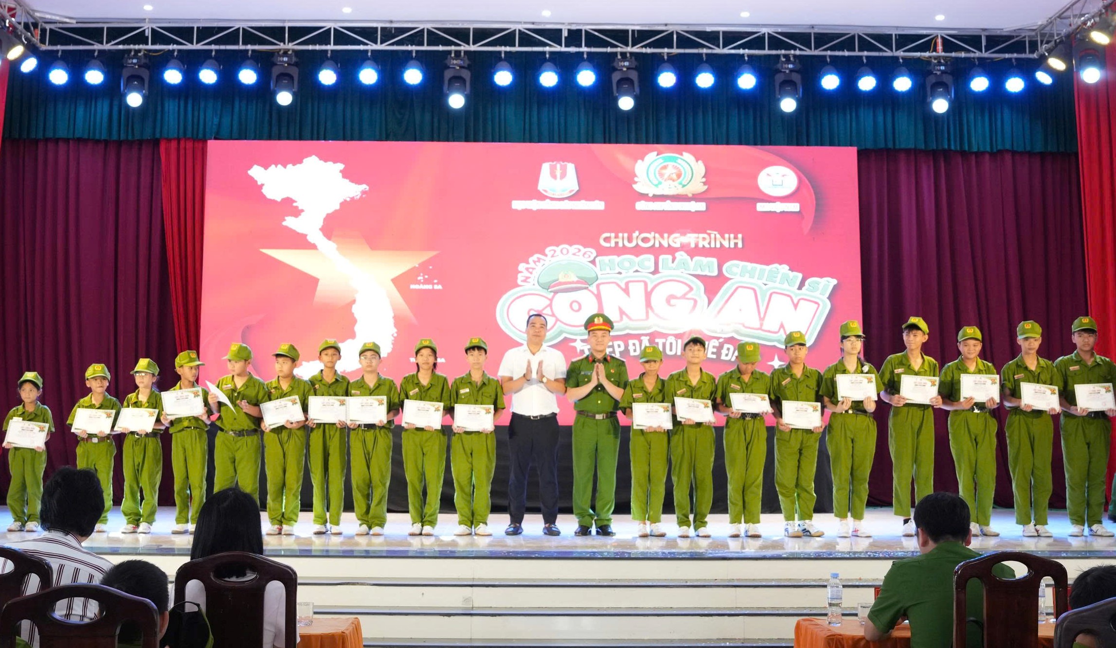 Trao Giấy chứng nhận hoàn thành chương trình cho các học viên 