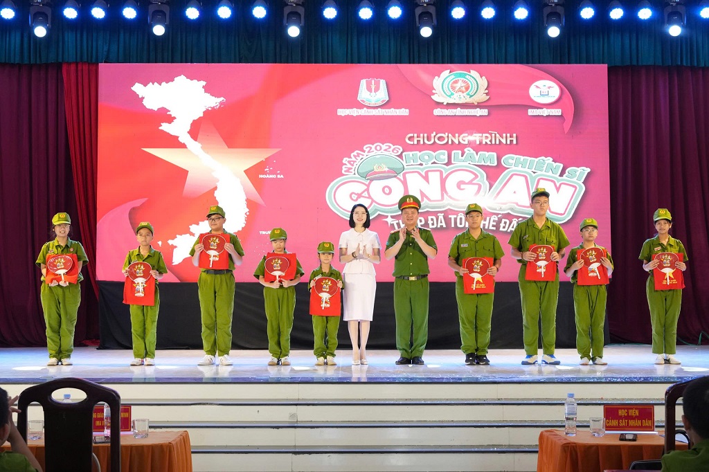 Trao thưởng học viên xuất sắc của khóa học