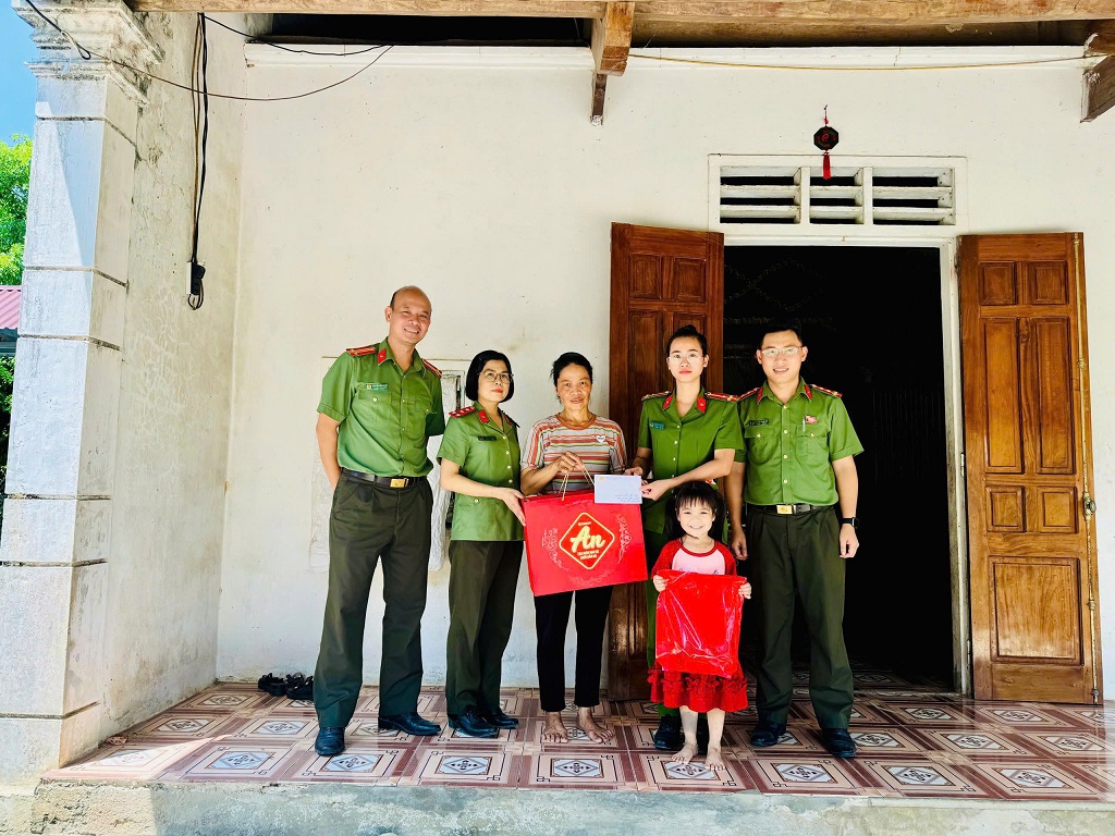 Công an xã Thiên Nhẫn tặng quà em Bảo Hân – là  “con nuôi” đơn vị