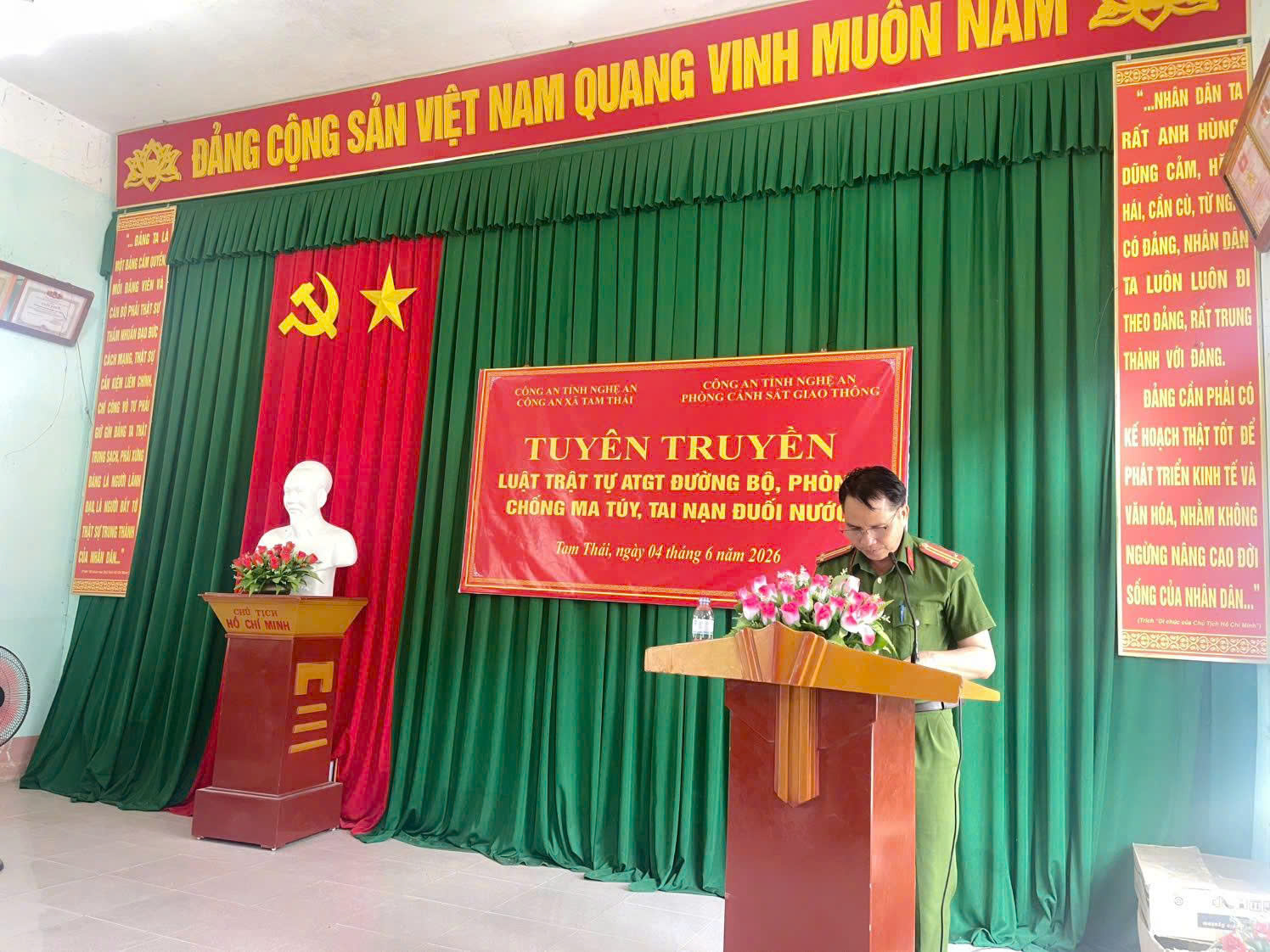 Người dân bản Can được Công an xã tuyên truyền phổ biến, giáo dục pháp luật