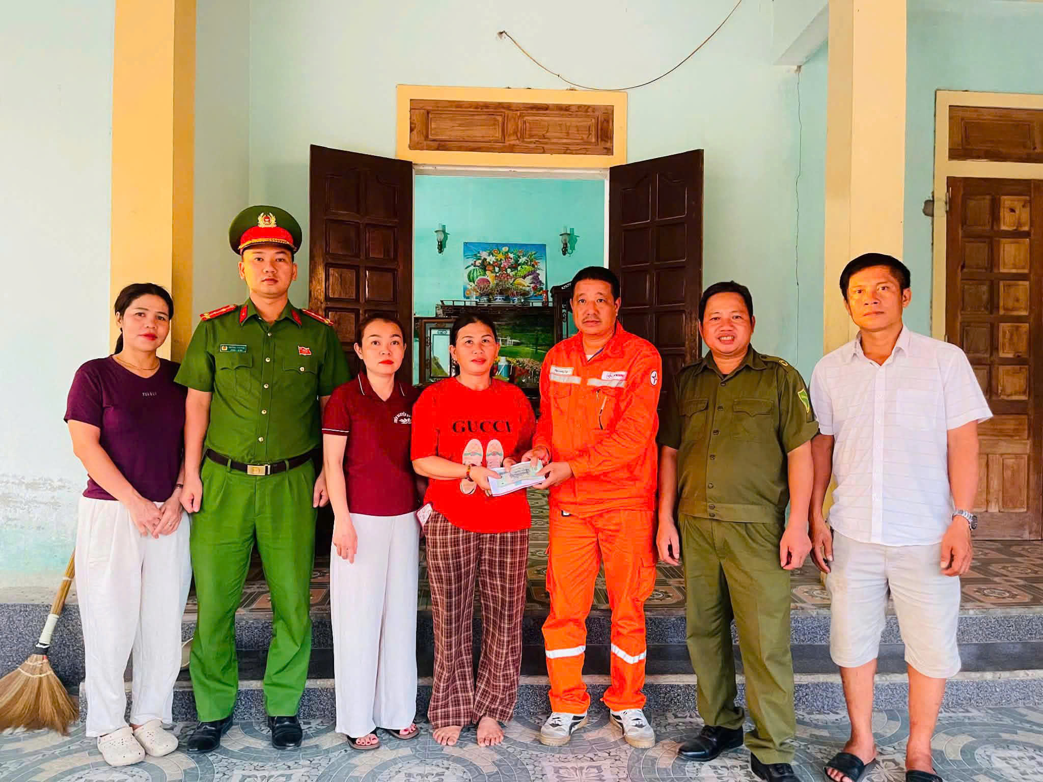 Công an xã Đại Huệ chung tay hỗ trợ hoàn cảnh khó khăn