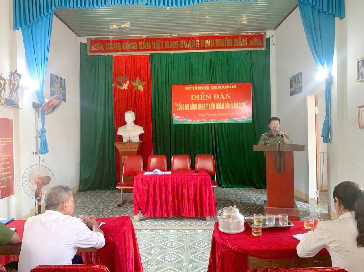 Tại diễn đàn, Công an xã giải đáp thắc mắc của người dân