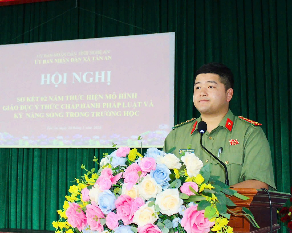 Đại diện Công an xã phát biểu tại Hội nghị