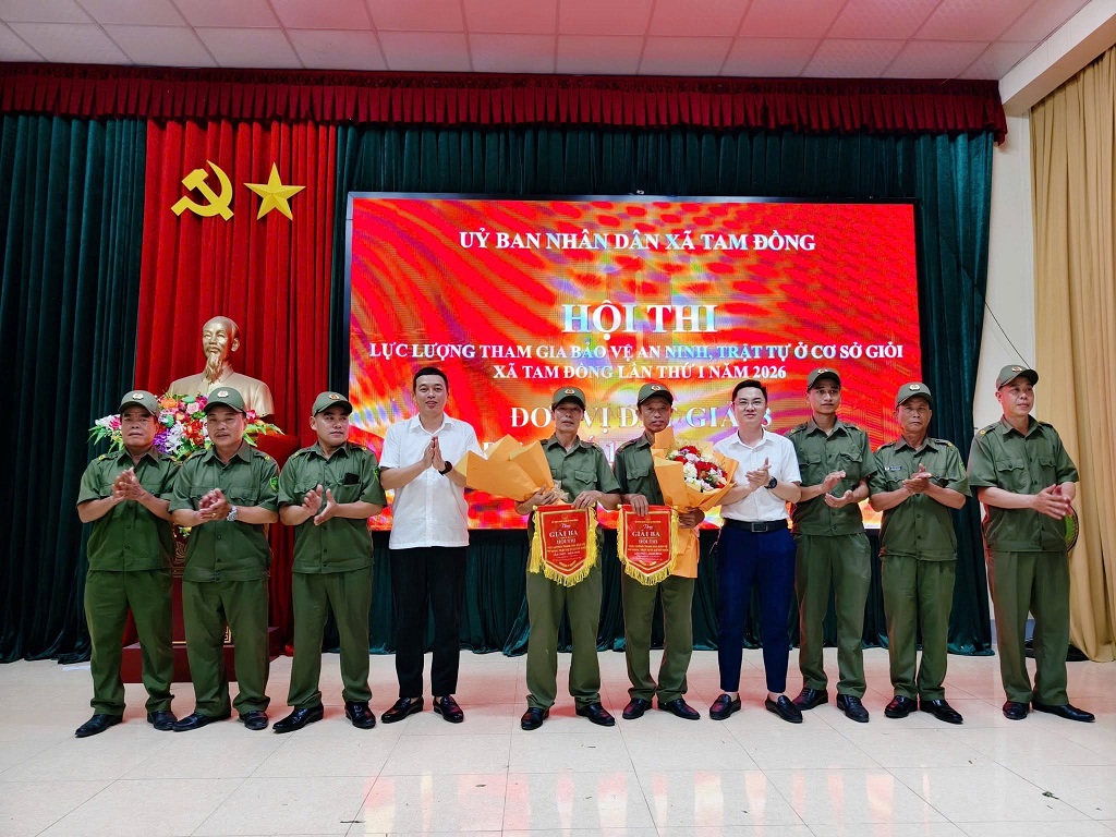 Trao giải cho các đội có thành tích xuất sắc