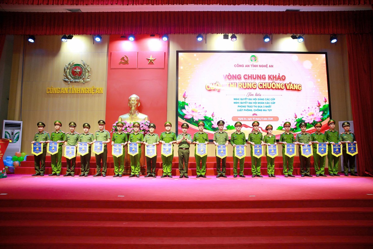 Ban Tổ chức trao Cờ lưu niệm tặng các cụm thi đua tham gia Cuộc thi