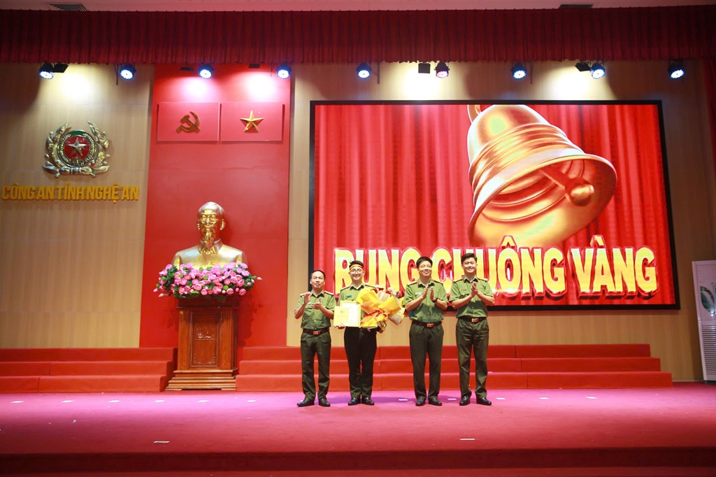 Ban Tổ chức trao giải Nhất