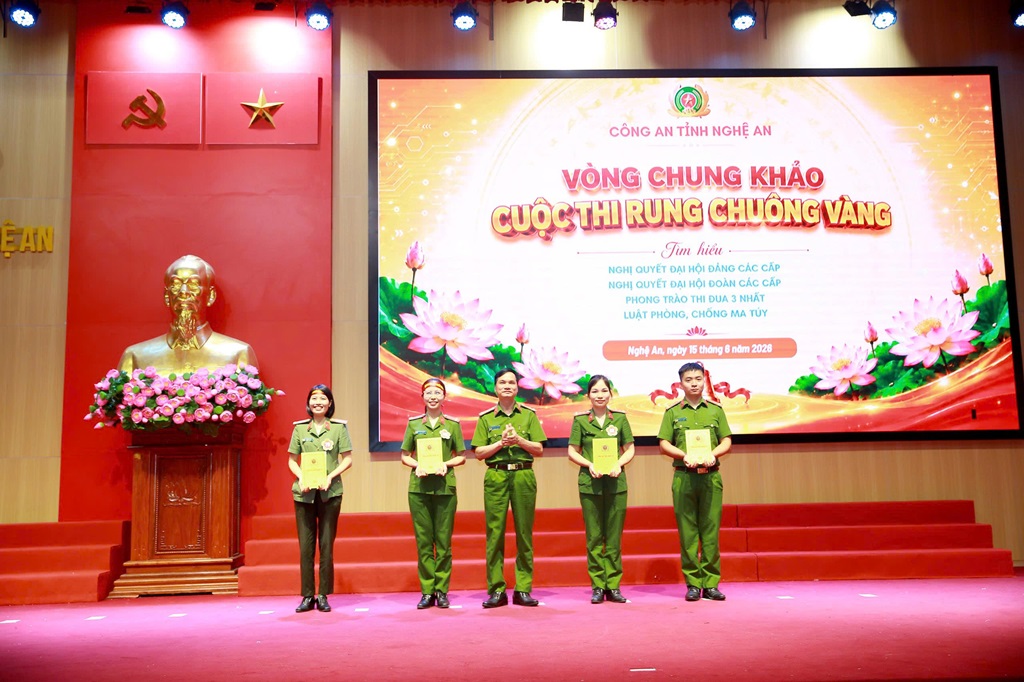 Ban Tổ chức trao giải Ba