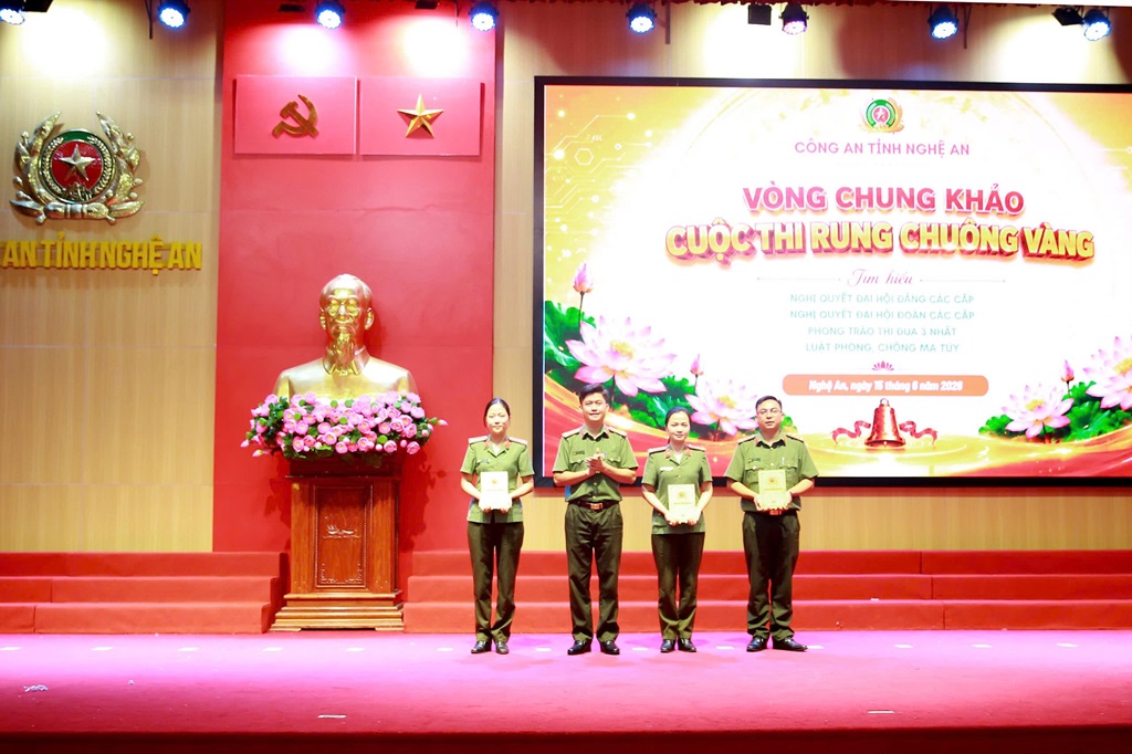 Ban Tổ chức trao giải khán giả tham gia trả lời câu hỏi