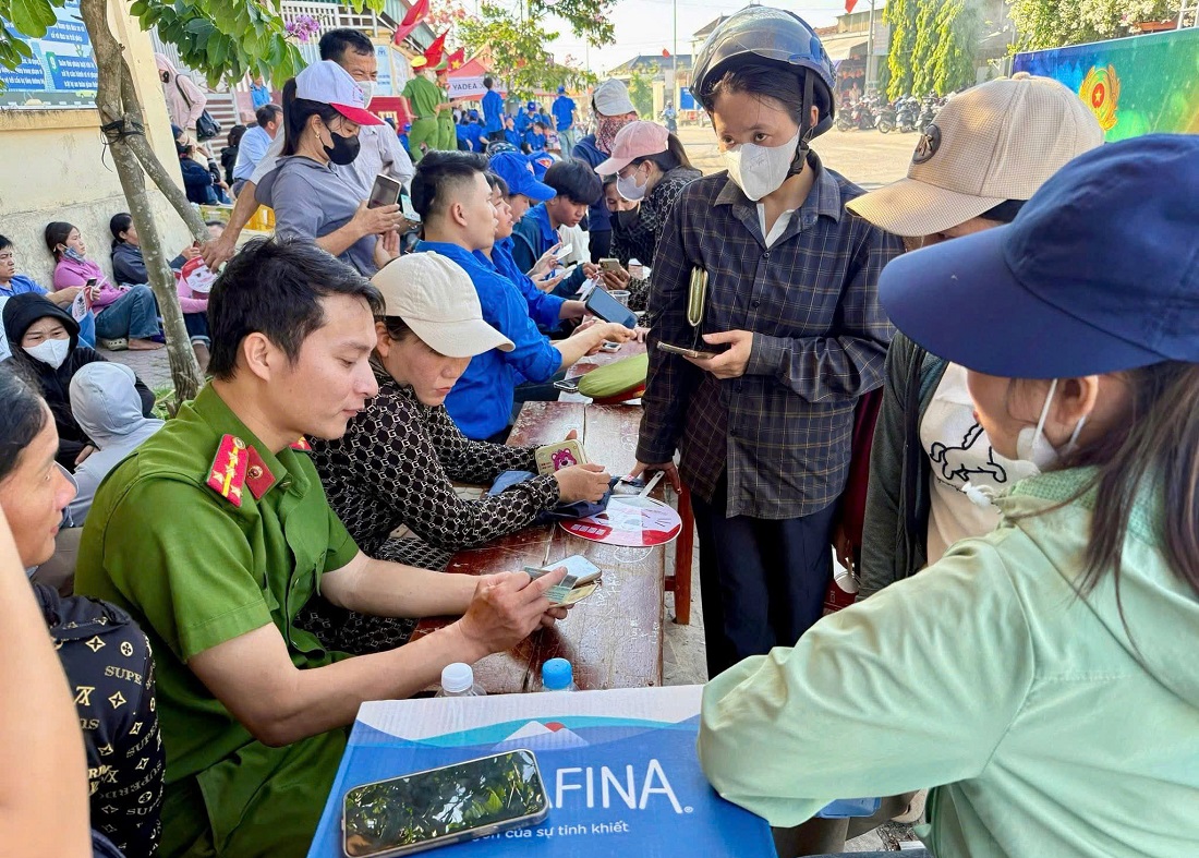 Cán bộ Công an phường hỗ trợ phụ huynh tích hợp tài khoản an sinh xã hội trên ứng dụng VneID