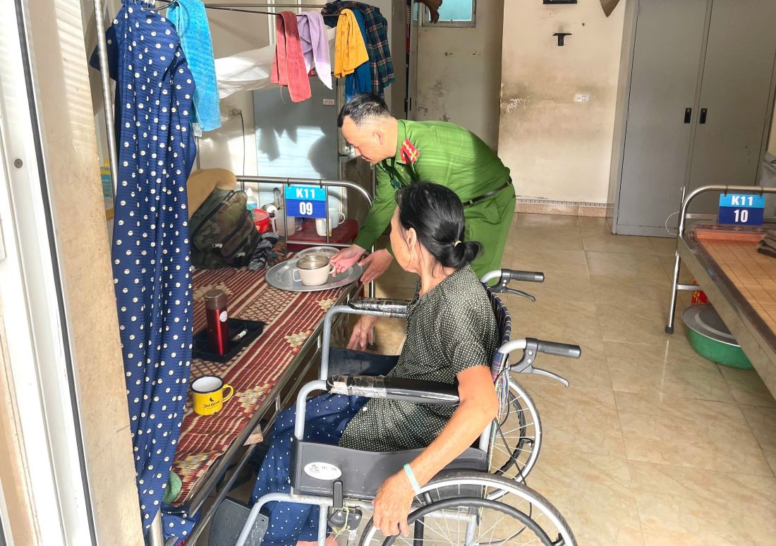 Cán bộ, chiến sĩ phát cháo đến bệnh nhân