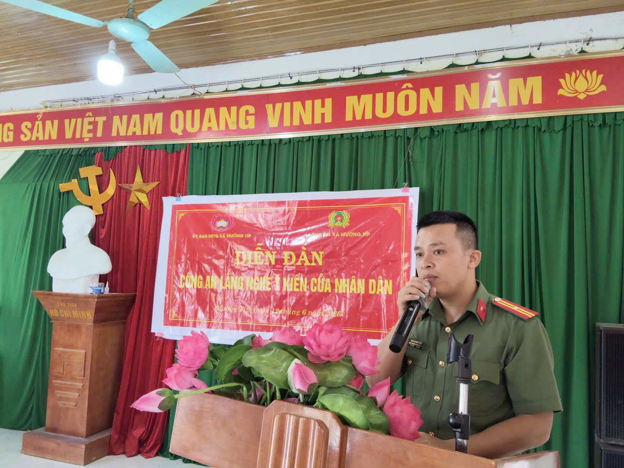 Trên tinh thần cầu thị, thẳng thắn, đại diện Chỉ huy Công an xã trực tiếp trả lời, giải đáp ý kiến của Nhân dân và đưa ra những giải pháp phù hợp...