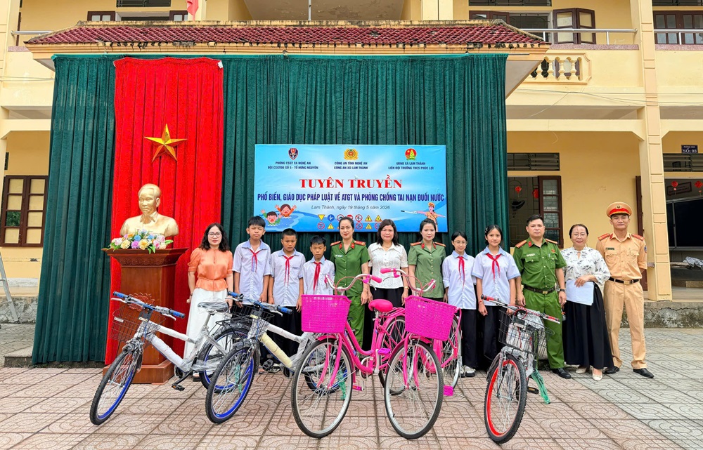 Chi hội Phụ nữ Công an xã Lam Thành trao 05 chiếc xe đạp tặng 05 học sinh có hoàn cảnh khó khăn vươn lên trong học tập