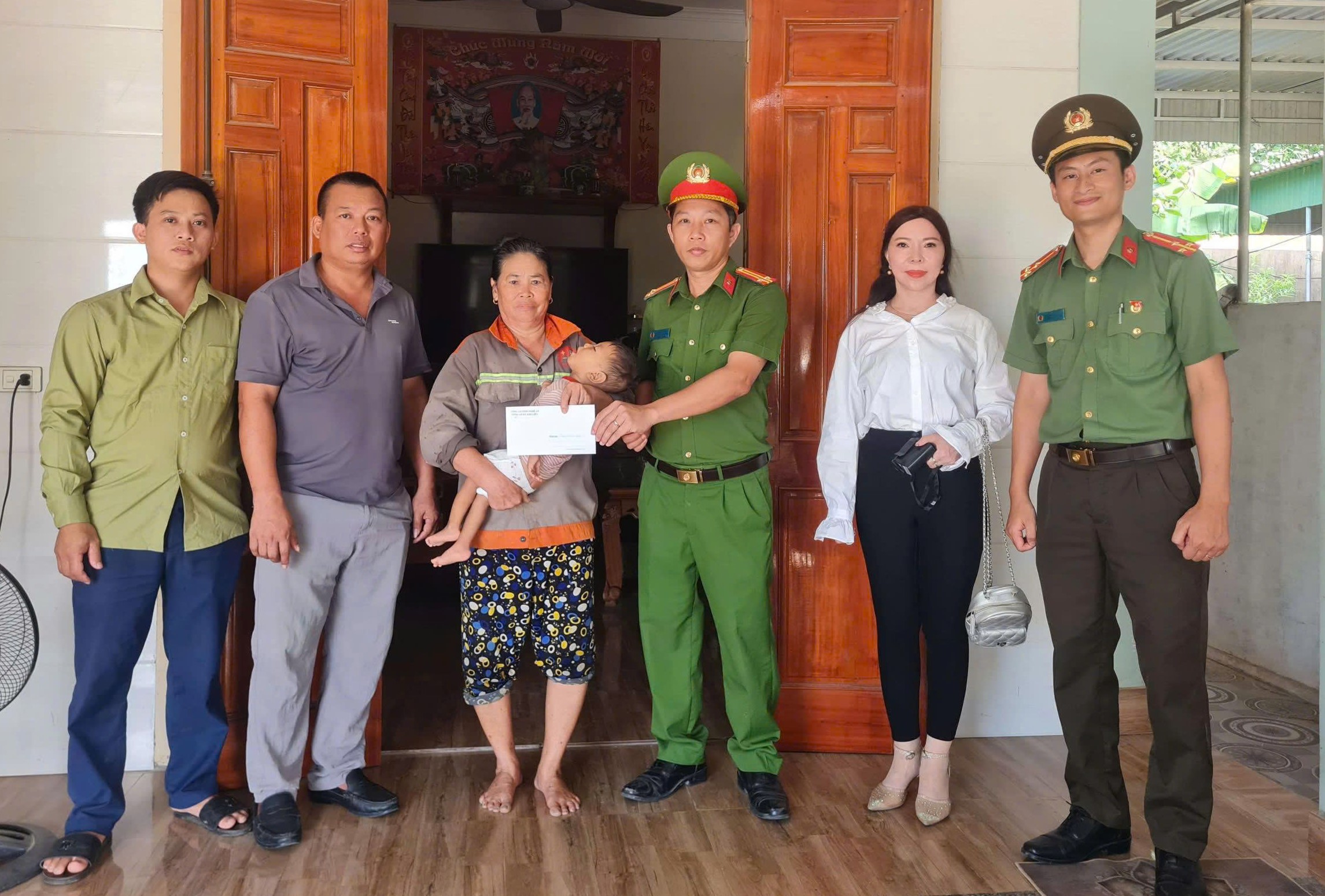 Công an xã Kim Liên và nhà hảo tâm tặng quà trẻ em có hoàn cảnh đặc biệt khó khăn