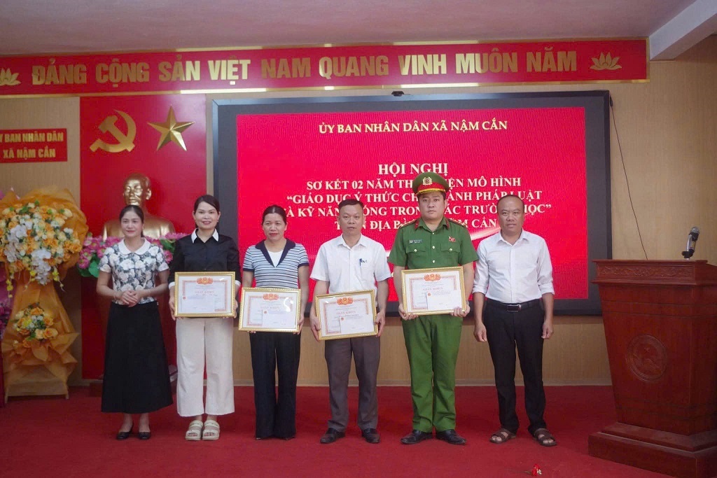 Trao khen thưởng tập thể, cá nhân có thành tích xuất sắc 