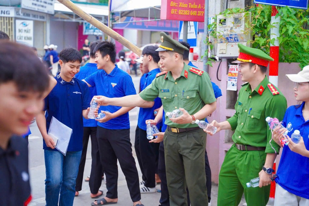 Công an xã tham gia tiếp sức mùa thi