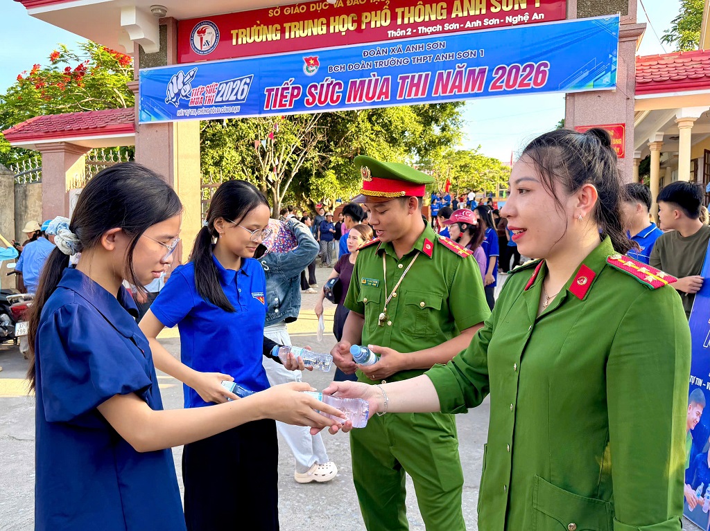 Công an xã “Tiếp sức mùa thi” tại điểm thi