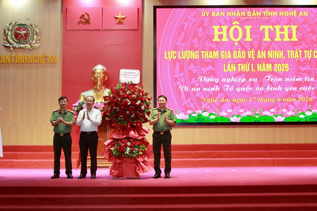 Lãnh đạo Cục Xây dựng phong trào bảo vệ an ninh Tổ quốc - Bộ Công an tặng hoa chúc mừng