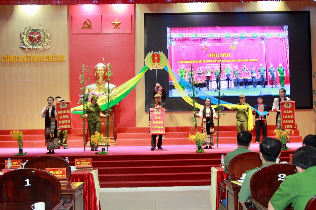 Các đội tham gia phần thi chào hỏi