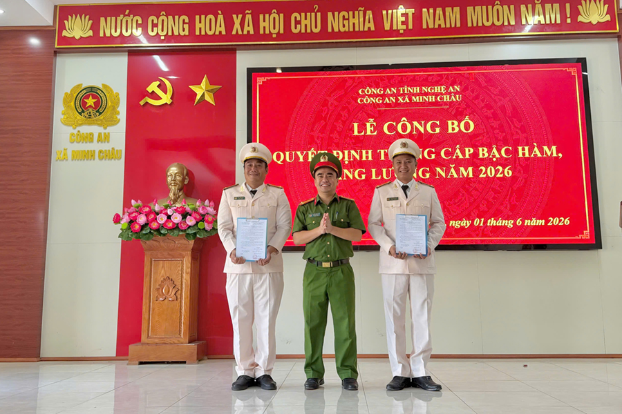 Trao quyết định cho các đồng chí