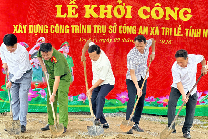 Đại biểu thực hiện nghi thức khởi công