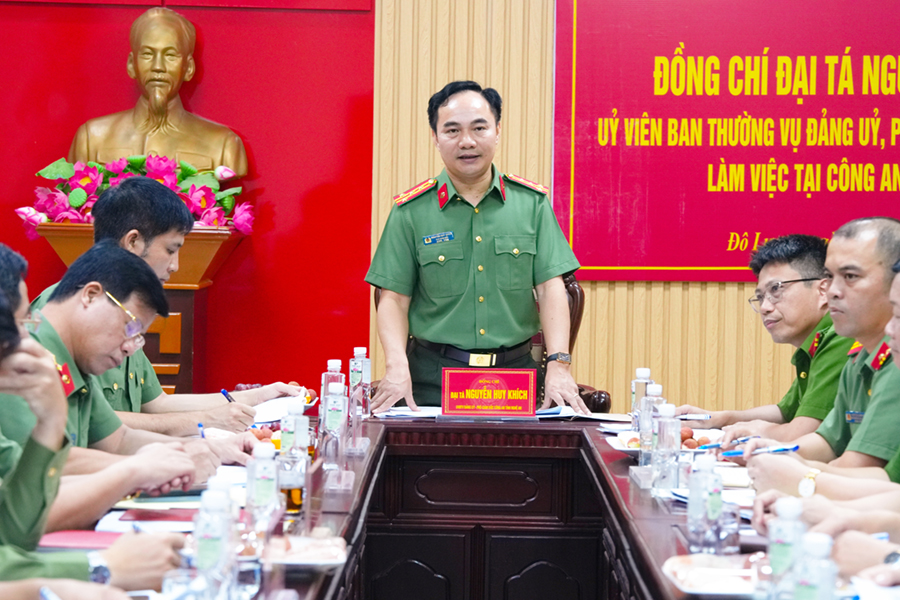 Đồng chí Đại tá Nguyễn Huy Khích, Ủy viên Ban Thường vụ Đảng ủy, Phó Giám đốc Công an tỉnh phát biểu chỉ đạo tại buổi làm việc