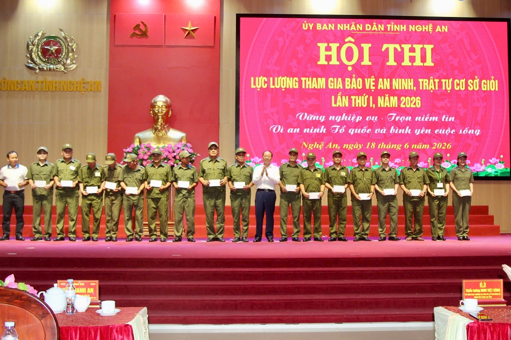 Đồng chí Bùi Thanh An - Ủy viên Ban Thường vụ Tỉnh ủy, Phó Chủ tịch thường trực UBND tỉnh, Trưởng ban chỉ đạo Hội thi trao quà tặng đại diện 18 đội thi