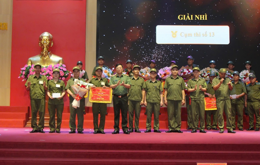 Đồng chí Thiếu tướng Đinh Việt Dũng - Ủy viên Ban Thường vụ Tỉnh ủy, Bí thư Đảng ủy, Giám đốc Công an tỉnh, Phó Trưởng ban chỉ đạo Hội thi trao giải Nhì cho đội thi đến từ Cụm thi đua số 13