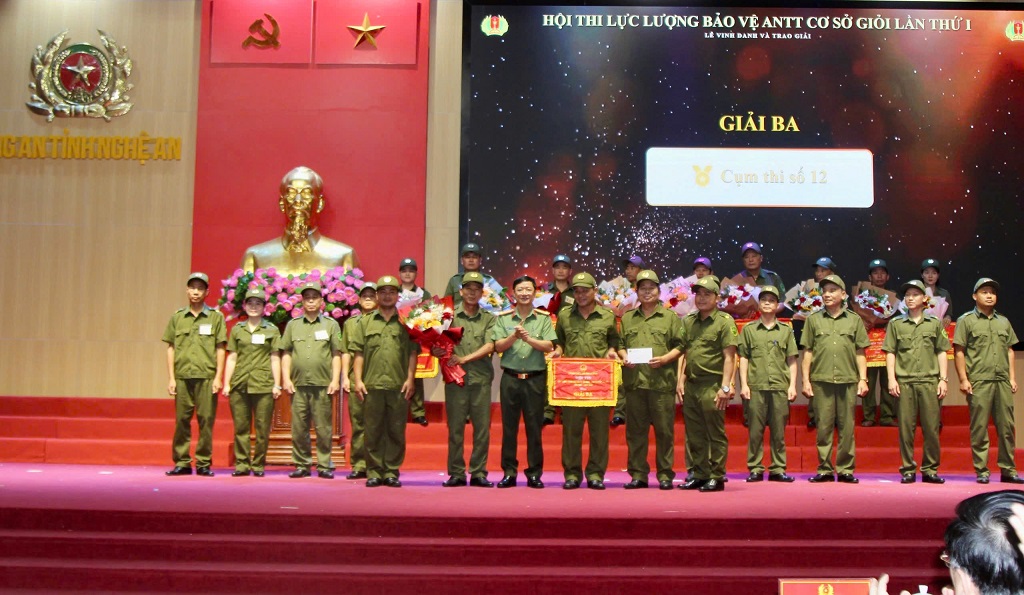 Đồng chí Đại tá Trần Ngọc Tuấn - Phó Giám đốc Công an tỉnh, Trưởng ban tổ chức Hội thi trao giải Ba cho đội thi đến từ Cụm thi đua số 12